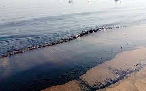 بخشی از ساحل هندیجان در خوزستان به نفت آلوده شد