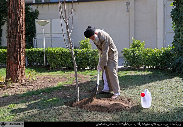 بیانات مقام معظم رهبری پس از کاشت نهال درخت میوه در آستانه روز درختکاری