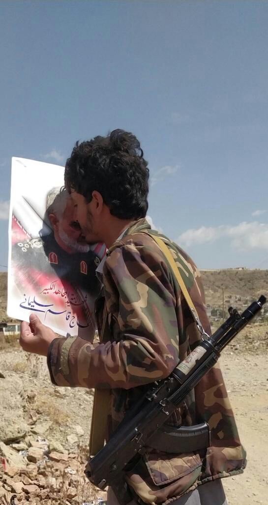 بوسیدن عکس حاج قاسم سلیمانی در حاشیه نبرد آزادسازی مأرب توسط رزمنده پابرهنه یمنی!!