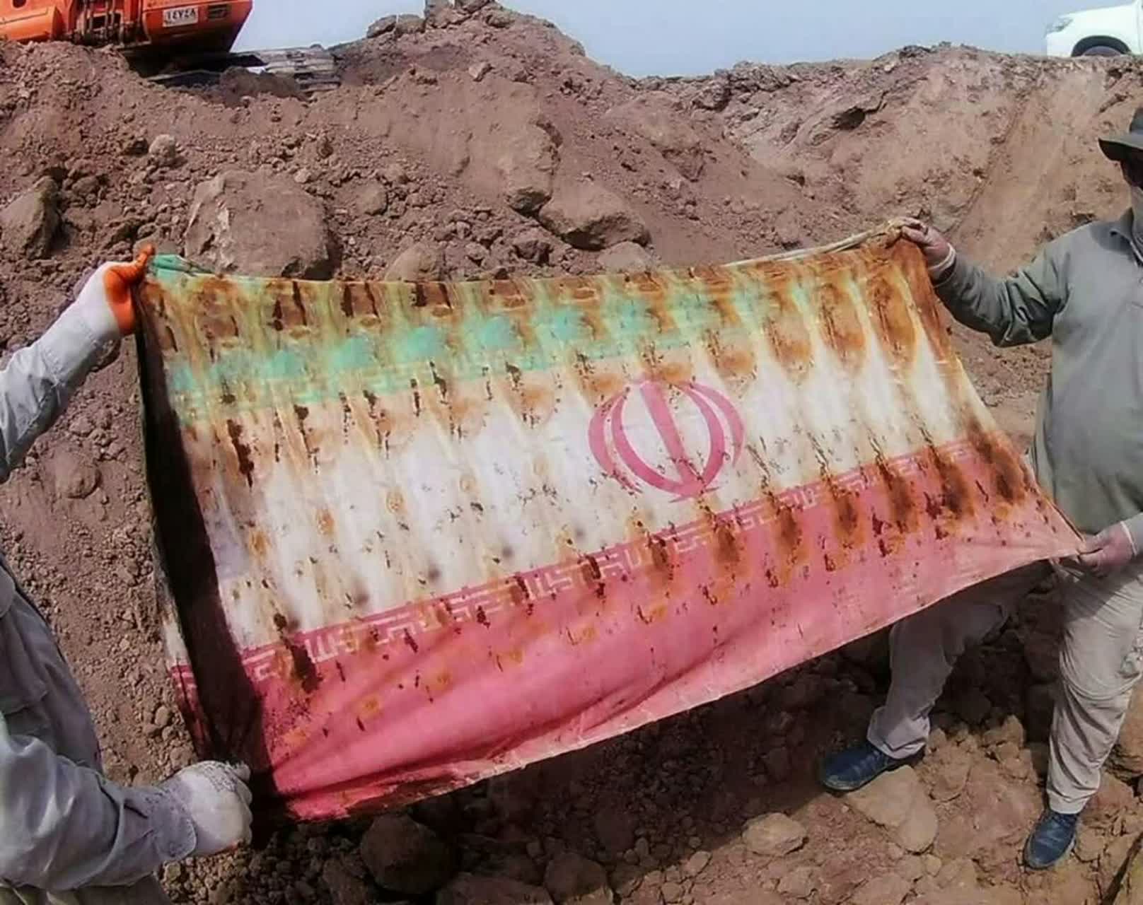 پرچم ایران که در جریان تفحص شهدا کشف شده است