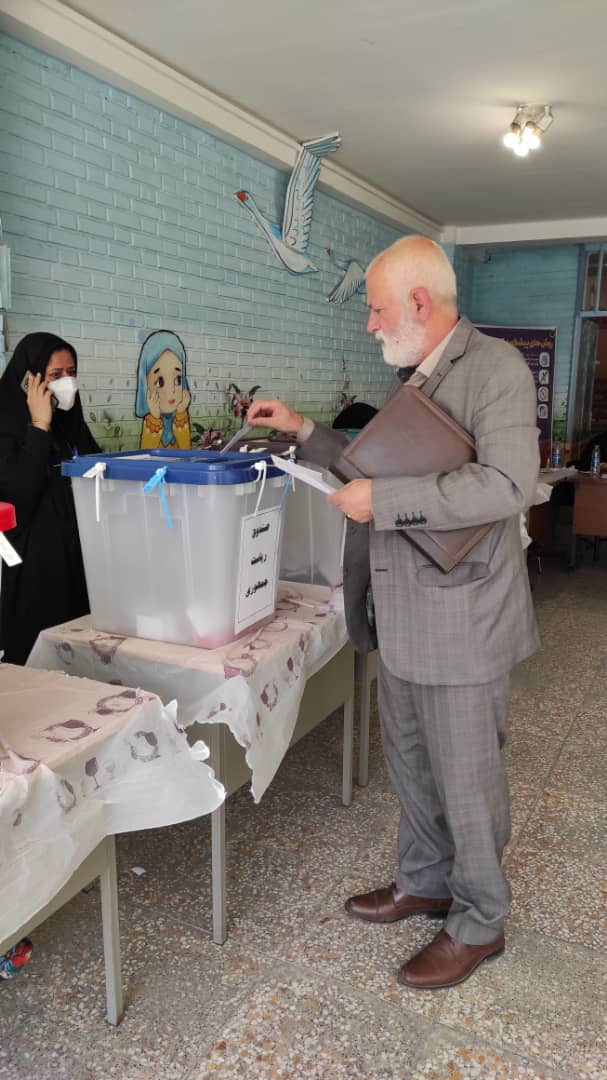 حکیم دکتر حسین روازاده رای خود را به صندوق انداخت