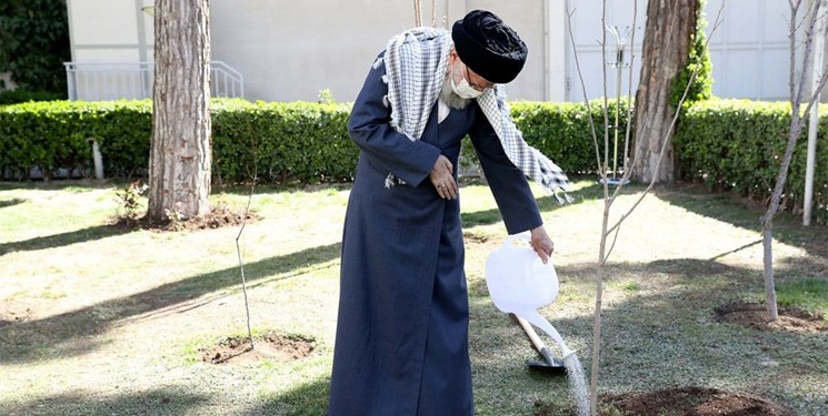 رهبر انقلاب اسلامی در روز درختکاری دو اصله نهال میوه کاشتند