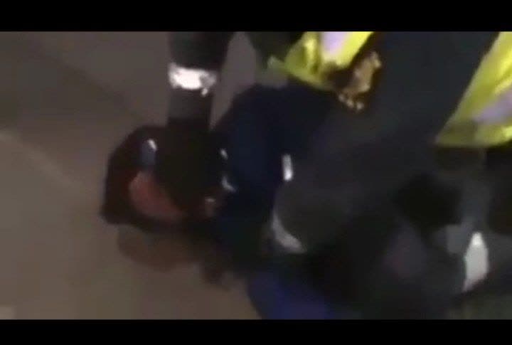 یک افسر پلیس اسرائیلی روز شنبه در جریان تظاهرات سفارت آمریکا در بیت المقدس یک کودک فلسطینی را خفه کرد و …