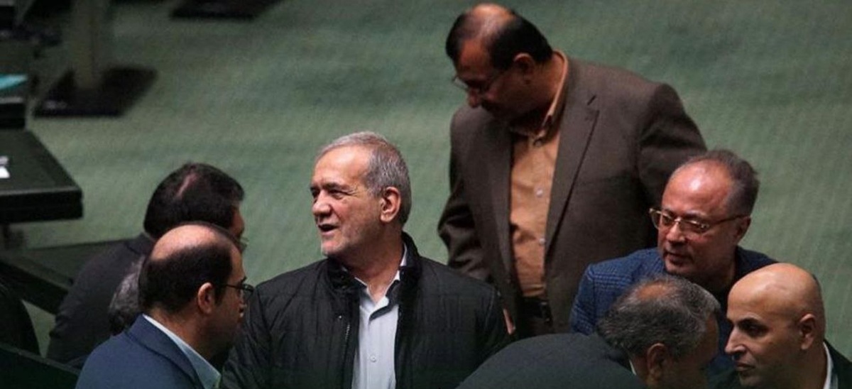 مؤمنی: وزیر بعدی اقتصاد نباید از همفکران همتی انتخاب شود