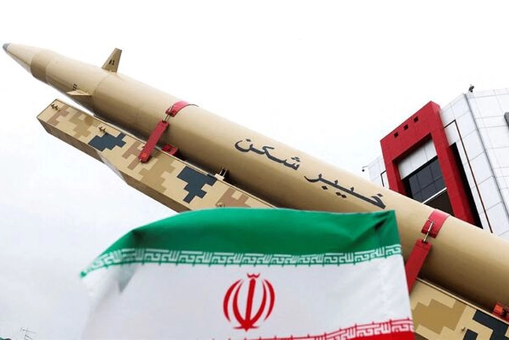 اعتراف نشریه آمریکایی: موشک «خیبرشکن» از لایه‌های پدافندی آمریکا عبور می‌کند