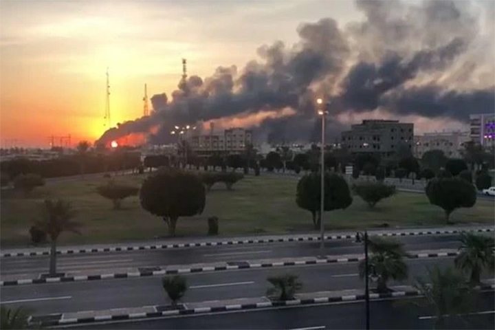 گزارش خبری تحلیلی کیهان بزرگ‌ترین میدان نفتی عربستان منهدم شد مرشایمر: هیچ راهی برای شکست ایران و یمن نیست